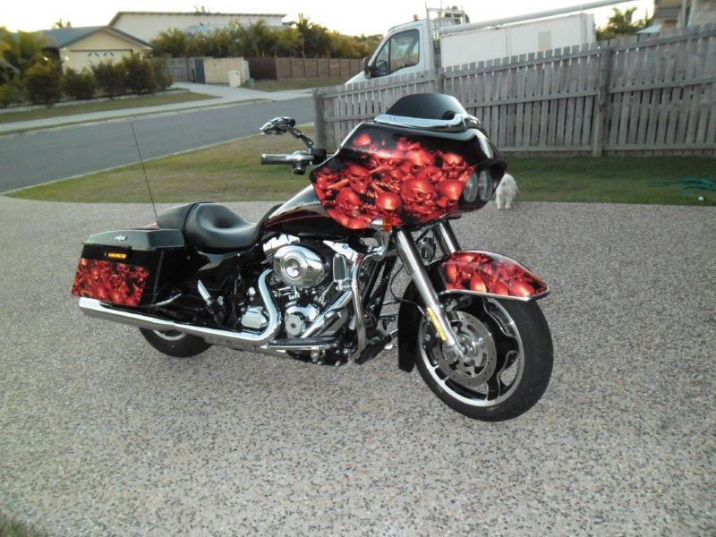red skulls vinyl wrap on harley bike